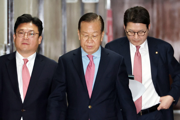 ▲국민의힘 권영세 비상대책위원장이 10일 서울 여의도 국회에서 사상 초유의 대선 후보 교체에 대한 입장을 밝히기 위해 기자회견 장소로 이동하고 있다. 2025.5.10   