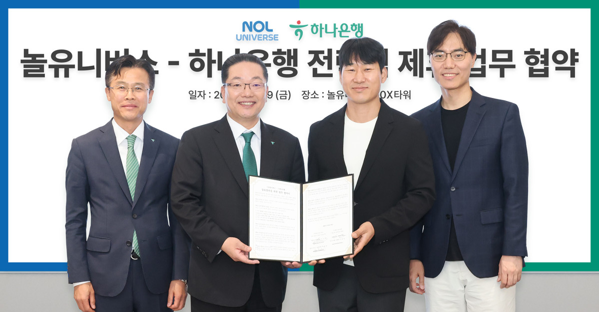 ▲이날 협약식에 참석한 이호성 하나은행장(사진 왼쪽에서 두번째), 서유석 하나은행 기업그룹 부행장(사진 왼쪽에서 첫번째), 이수진 야놀자 총괄대표(사진 왼쪽에서 세번째), 배보찬 놀유니버스 공동대표(사진 왼쪽에서 네번째)가 기념촬영을 하고 있다. (사진제공=하나은행)