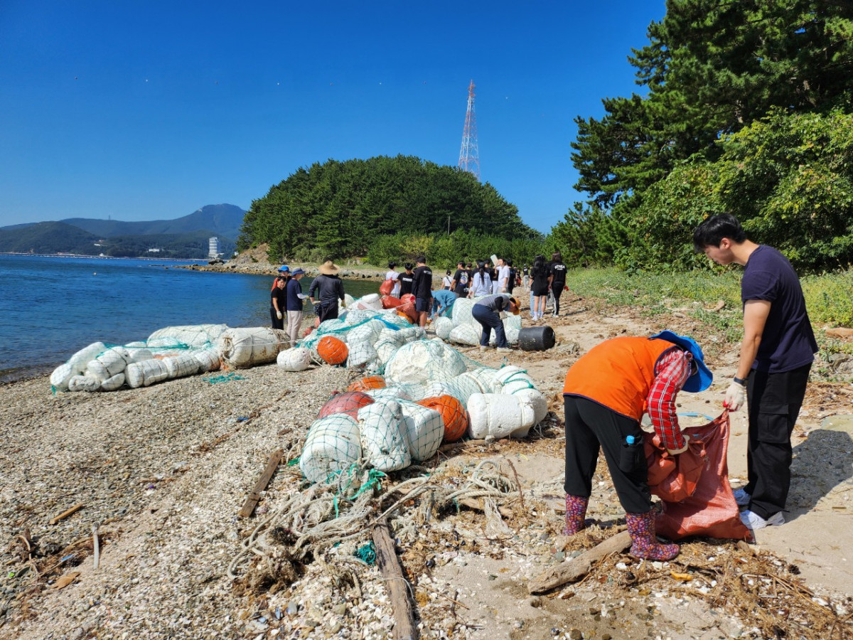 ▲한국수산자원공단이 지난해 9월 12일 통영 방화도 일대에서 국립부경대학교 영남씨그랜트센터, 사단법인 거제통영환경운동연합, 통영시 화삼어촌계, 대학생 등 약 50여명과 함께 폐어구 줍기 등 바다정화 활동을 하고 있다. (사진제공=한국수산자원공단)