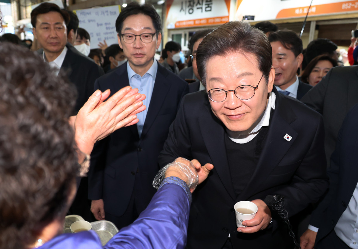 ▲민심을 청취하는 '경청 투어'에 나선 이재명 더불어민주당 대선후보가 10일 경남 사천시 사천읍시장에서 상인들과 인사를 나누고 있다. (사진=뉴시스)