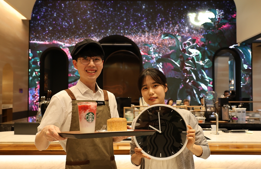▲스타벅스가 이달 중순까지 순차적으로 전체 80% 매장의 운영 시간을 22시까지 확대한다.

  (사진제공=스타벅스)