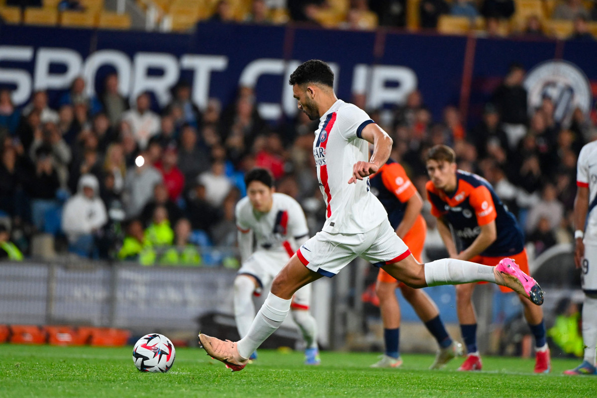 ▲10일(현지시간) 파리 생제르맹(PSG)의 포르투갈 공격수 곤살루 하무스가  프랑스 남부 몽펠리에의 스타드 드 라 모송에서 열린 프랑스 리그1 몽펠리에 HSC와의 경기 중 페널티킥을 시도해 골을 넣고 있다. (AFP/연합뉴스)