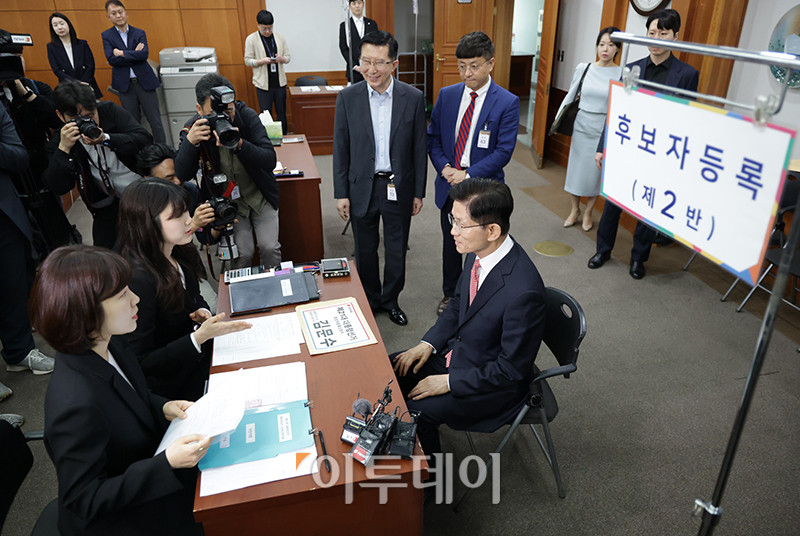 ▲김문수 국민의힘 대선 후보가 공식 선거운동 개시를 하루 앞둔 11일 경기 과천시 중앙선거관리위원회에서 후보자 등록을 하고 있다. 고이란 기자 photoeran@