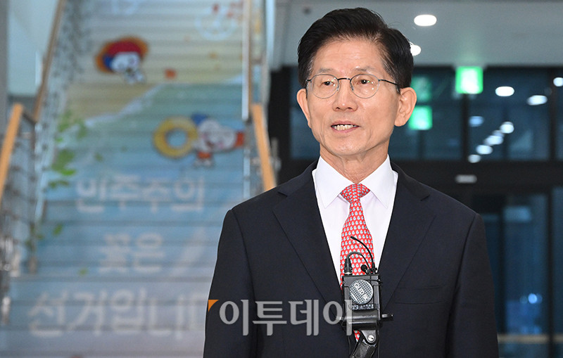 ▲김문수 국민의힘 대선 후보가 공식 선거운동 개시를 하루 앞둔 11일 경기 과천시 중앙선거관리위원회에서 후보자 등록을 마치고 취재진 질문에 답하고 있다. 고이란 기자 photoeran@