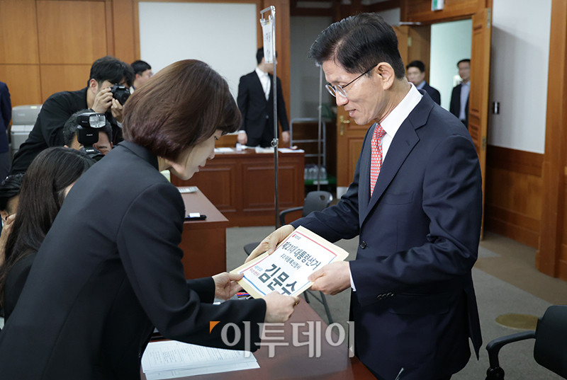 ▲김문수 국민의힘 대선 후보가 공식 선거운동 개시를 하루 앞둔 11일 경기 과천시 중앙선거관리위원회에서 후보자 등록을 하고 있다. 고이란 기자 photoeran@