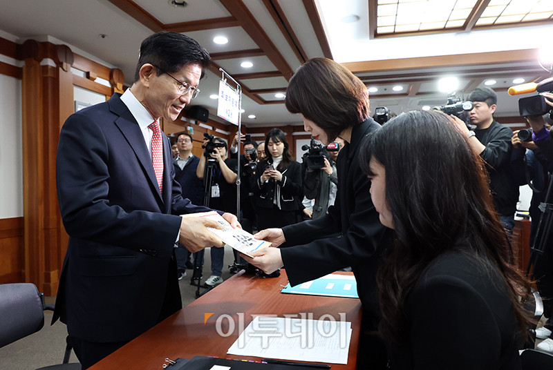 ▲김문수 국민의힘 대선 후보가 공식 선거운동 개시를 하루 앞둔 11일 경기 과천시 중앙선거관리위원회에서 후보자 등록을 하고 있다. 고이란 기자 photoeran@