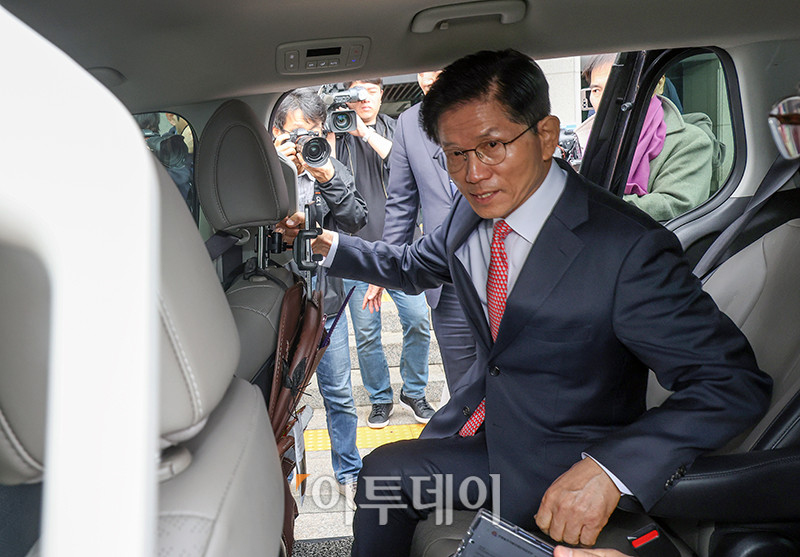 ▲김문수 국민의힘 대선 후보가 공식 선거운동 개시를 하루 앞둔 11일 경기 과천시 중앙선거관리위원회에서 후보자 등록을 마치고 이동하고 있다. 고이란 기자 photoeran@