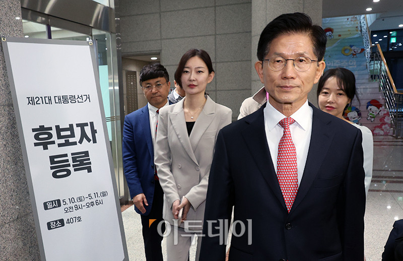 ▲김문수 국민의힘 대선 후보가 공식 선거운동 개시를 하루 앞둔 11일 경기 과천시 중앙선거관리위원회에 도착해 후보자 등록 장소로 향하고 있다. 고이란 기자 photoeran@