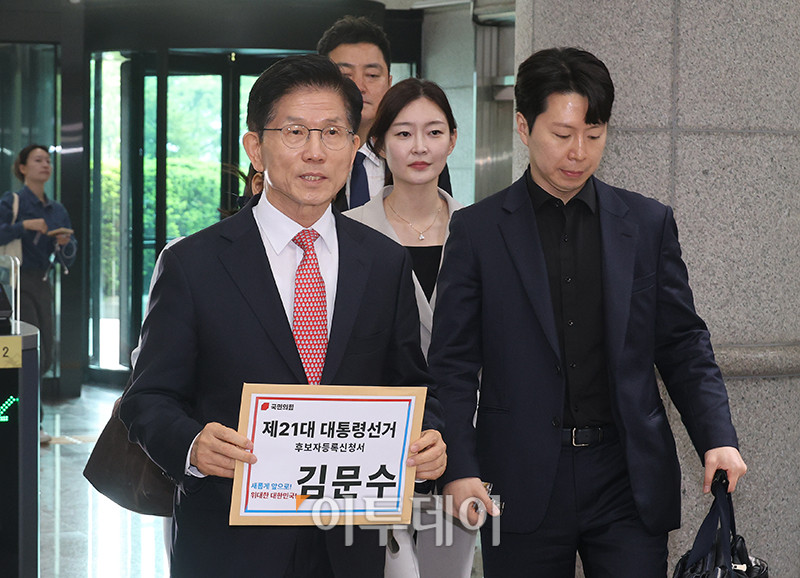 ▲김문수 국민의힘 대선 후보가 공식 선거운동 개시를 하루 앞둔 11일 경기 과천시 중앙선거관리위원회에 도착해 후보자 등록 장소로 향하고 있다. 고이란 기자 photoeran@