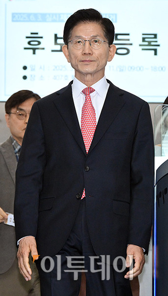 ▲김문수 국민의힘 대선 후보가 공식 선거운동 개시를 하루 앞둔 11일 경기 과천시 중앙선거관리위원회에 도착해 후보자 등록 장소로 향하고 있다. 고이란 기자 photoeran@