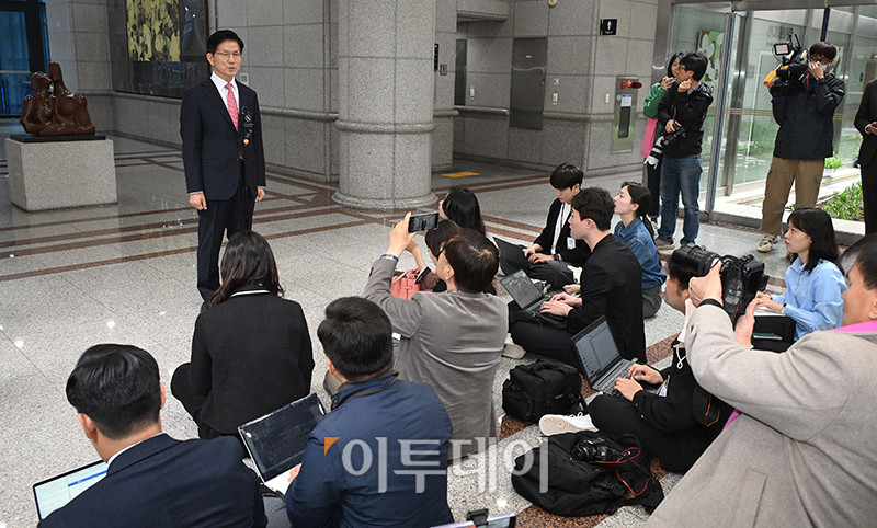 ▲김문수 국민의힘 대선 후보가 공식 선거운동 개시를 하루 앞둔 11일 경기 과천시 중앙선거관리위원회에서 후보자 등록을 마치고 취재진 질문에 답하고 있다. 고이란 기자 photoeran@