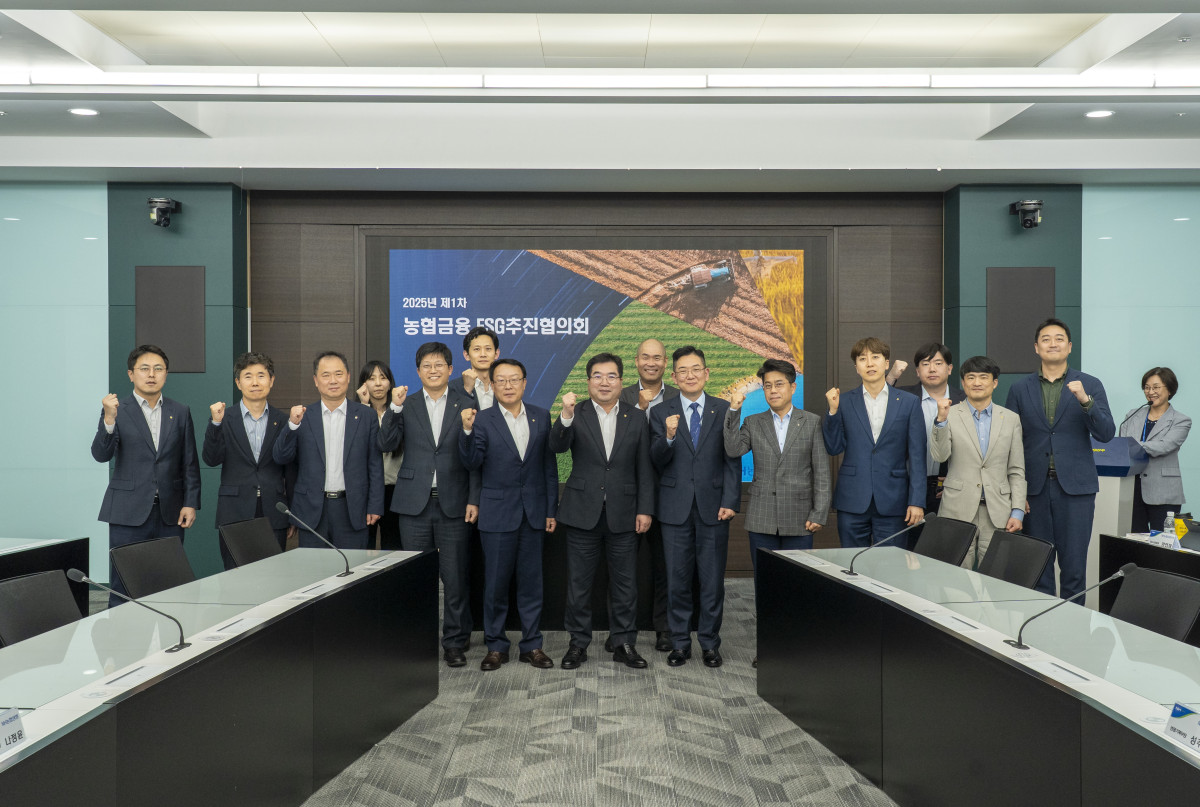 ▲조정래 부사장(앞줄 왼쪽에서 여섯 번째)과 참석자들이 기념촬영을 하고 있다. (사진제공=NH농협금융)