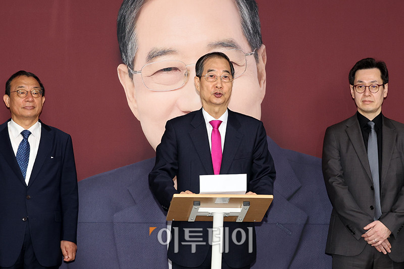 ▲한덕수 전 국무총리가 11일 서울 여의도 선거캠프 사무실에서 열린 기자회견에서 입장을 밝히고 있다. 이날 한 전 총리는 "모든 것을 겸허하게 수용하고 승복하겠다"며 "국민의힘 김문수 대선 후보자님과 지지자분들이 이번 대선에서 승리하시기를 기원하며 제가 할 수 있는 일을 돕겠다"고 말했다. 고이란 기자 photoeran@