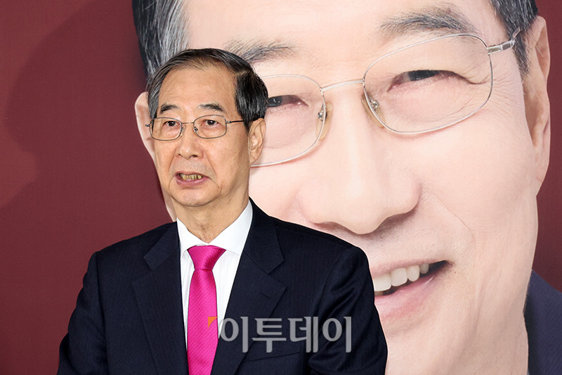 ▲한덕수 전 국무총리가 11일 서울 여의도 선거캠프 사무실에서 열린 기자회견에서 입장을 밝히고 있다. 이날 한 전 총리는 "모든 것을 겸허하게 수용하고 승복하겠다"며 "국민의힘 김문수 대선 후보자님과 지지자분들이 이번 대선에서 승리하시기를 기원하며 제가 할 수 있는 일을 돕겠다"고 말했다. 고이란 기자 photoeran@