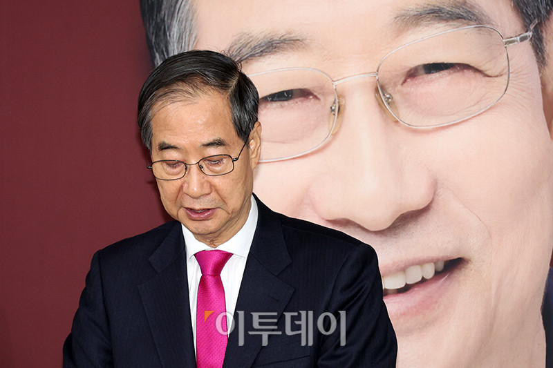 ▲한덕수 전 국무총리가 11일 서울 여의도 선거캠프 사무실에서 열린 기자회견에서 입장을 밝히고 있다. 고이란 기자 photoeran@