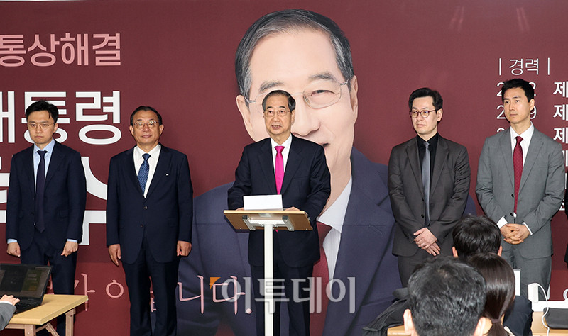 ▲한덕수 전 국무총리가 11일 서울 여의도 선거캠프 사무실에서 열린 기자회견에서 입장을 밝히고 있다. 이날 한 전 총리는 "모든 것을 겸허하게 수용하고 승복하겠다"며 "국민의힘 김문수 대선 후보자님과 지지자분들이 이번 대선에서 승리하시기를 기원하며 제가 할 수 있는 일을 돕겠다"고 말했다. 고이란 기자 photoeran@