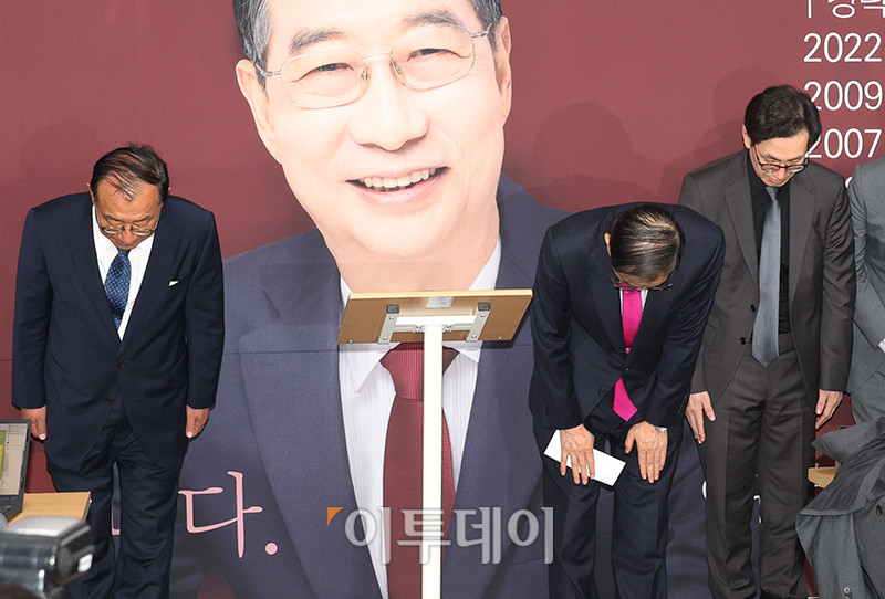 ▲한덕수 전 국무총리가 11일 서울 여의도 선거캠프 사무실에서 열린 기자회견에서 입장발표를 마치고 인사 있다. 이날 한 전 총리는 "모든 것을 겸허하게 수용하고 승복하겠다"며 "국민의힘 김문수 대선 후보자님과 지지자분들이 이번 대선에서 승리하시기를 기원하며 제가 할 수 있는 일을 돕겠다"고 말했다. 고이란 기자 photoeran@