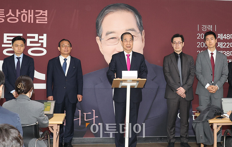 ▲한덕수 전 국무총리가 11일 서울 여의도 선거캠프 사무실에서 열린 기자회견에서 입장을 밝히고 있다. 이날 한 전 총리는 "모든 것을 겸허하게 수용하고 승복하겠다"며 "국민의힘 김문수 대선 후보자님과 지지자분들이 이번 대선에서 승리하시기를 기원하며 제가 할 수 있는 일을 돕겠다"고 말했다. 고이란 기자 photoeran@