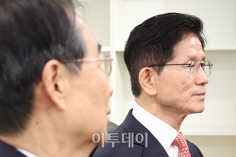 ▲김문수(오른쪽) 국민의힘 대선후보와 한덕수 전 국무총리가 11일 서울 여의도 국민의힘 당사 대선후보 사무실에서 회동을 하고 있다. 고이란 기자 photoeran@