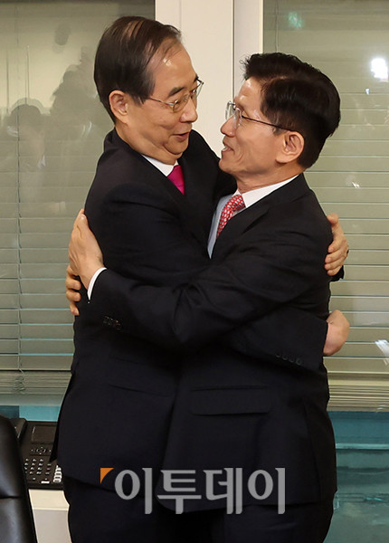 ▲김문수(오른쪽) 국민의힘 대선후보와 한덕수 전 국무총리가 11일 서울 여의도 국민의힘 당사 대선후보 사무실에서 회동을 하고 있다. 고이란 기자 photoeran@