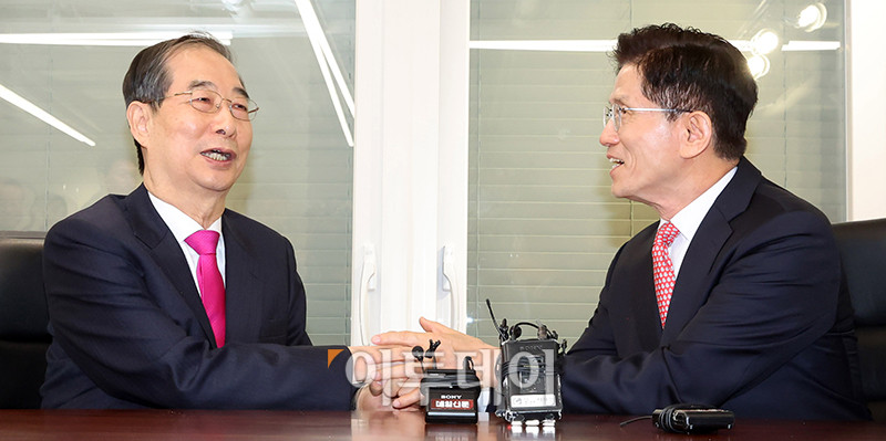 ▲김문수(오른쪽) 국민의힘 대선후보와 한덕수 전 국무총리가 11일 서울 여의도 국민의힘 당사 대선후보 사무실에서 회동을 하고 있다. 고이란 기자 photoeran@