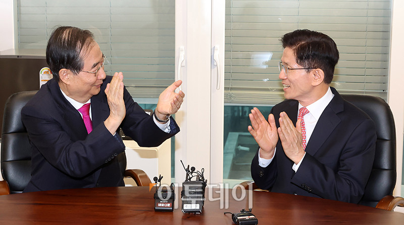 ▲김문수(오른쪽) 국민의힘 대선후보와 한덕수 전 국무총리가 11일 서울 여의도 국민의힘 당사 대선후보 사무실에서 회동을 하고 있다. 고이란 기자 photoeran@