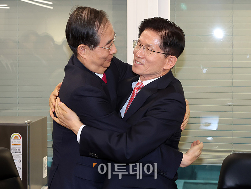 ▲김문수(오른쪽) 국민의힘 대선후보와 한덕수 전 국무총리가 11일 서울 여의도 국민의힘 당사 대선후보 사무실에서 회동을 하고 있다. 고이란 기자 photoeran@