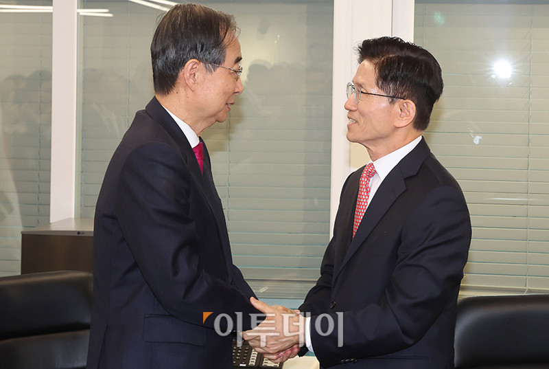 ▲김문수(오른쪽) 국민의힘 대선후보와 한덕수 전 국무총리가 11일 서울 여의도 국민의힘 당사 대선후보 사무실에서 회동을 하고 있다. 고이란 기자 photoeran@