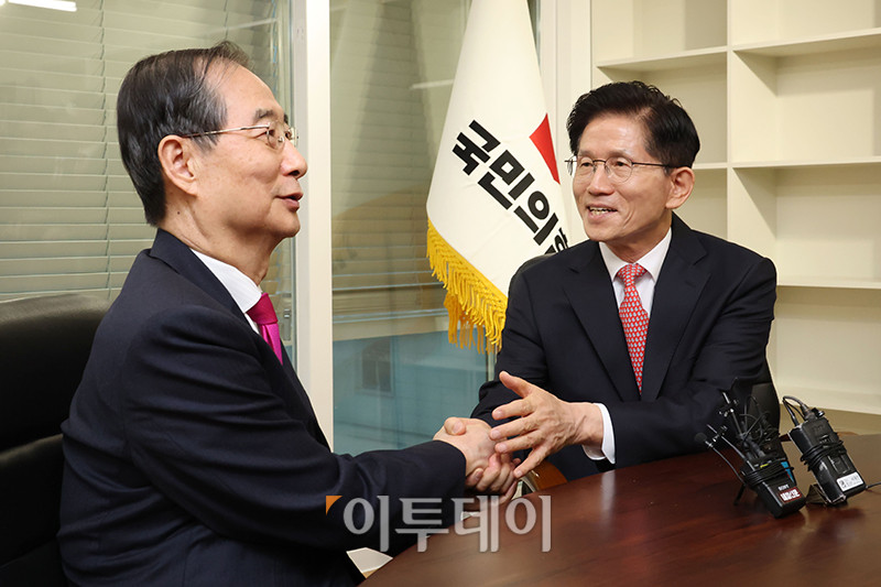 ▲김문수(오른쪽) 국민의힘 대선후보와 한덕수 전 국무총리가 11일 서울 여의도 국민의힘 당사 대선후보 사무실에서 회동을 하고 있다. 고이란 기자 photoeran@