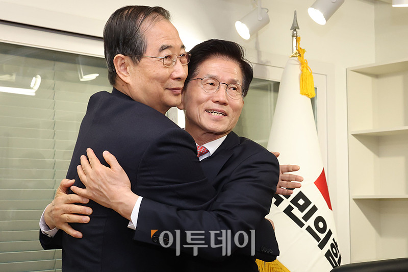 ▲김문수(오른쪽) 국민의힘 대선후보와 한덕수 전 국무총리가 11일 서울 여의도 국민의힘 당사 대선후보 사무실에서 회동을 하고 있다. 고이란 기자 photoeran@