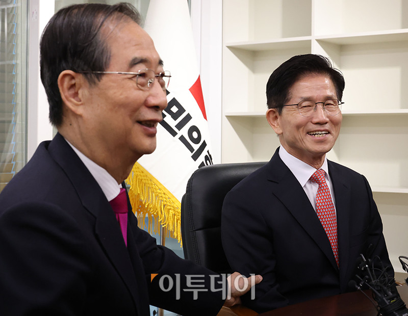 ▲김문수(오른쪽) 국민의힘 대선후보와 한덕수 전 국무총리가 11일 서울 여의도 국민의힘 당사 대선후보 사무실에서 회동을 하고 있다. 고이란 기자 photoeran@