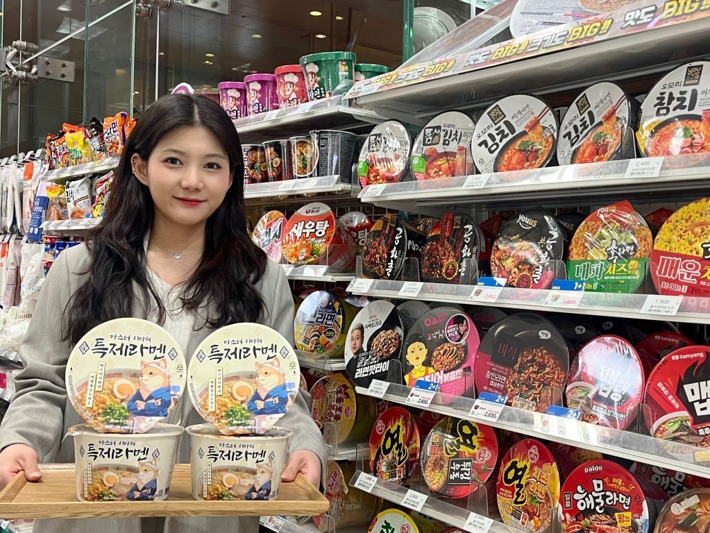 ▲GS25에서 모델이 '블루아카이브 특제라멘'을 소개하고 있다. (사진제공=GS리테일)