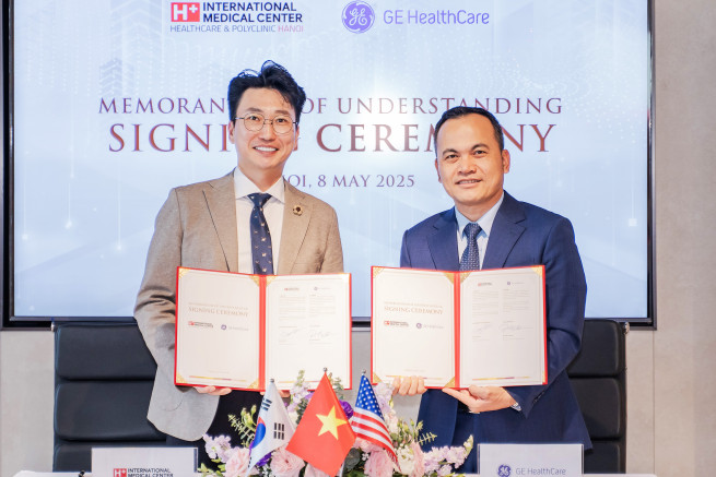 ▲김상일(왼쪽) H+하노이 병원장과 팜홍선 GE헬스케어 베트남 이사장이 8일 의료교육 협력을 위한 협약을 체결했다. (사진제공=H+양지병원)