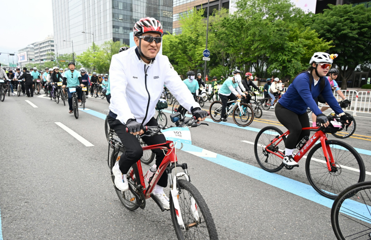 ▲11일 ‘2025서울자전거대행진’에 참가한 오세훈 서울시장이 광화문광장을 출발하고 있다. 이날 오 시장은 시민 1만여 명과 함께 도착지인 월드컵공원 평화광장까지 자전거를 타고 달렸다. (서울시)