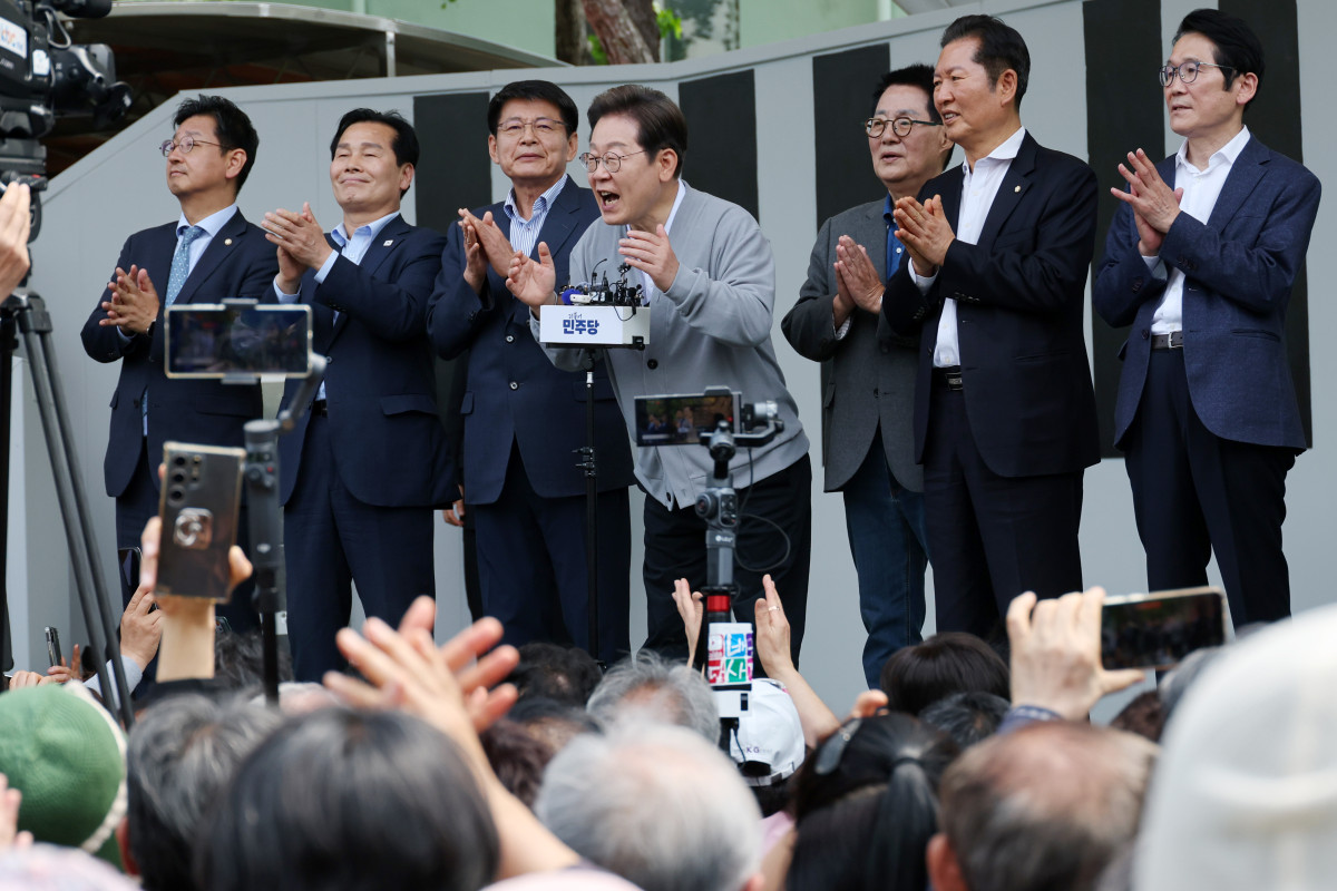 ▲민심을 청취하는 '경청 투어'에 나선 이재명 더불어민주당 대선후보가 11일 전남 해남군 해남읍 인근 광장에서 연설을 하고 있다. (사진=뉴시스)