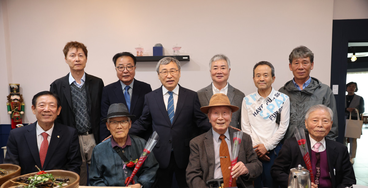 ▲정근식 서울시교육감(뒷줄 좌측에서 세번째)이 11일 모교인 전북 익산 황등초를 방문했다. (서울시교육청)