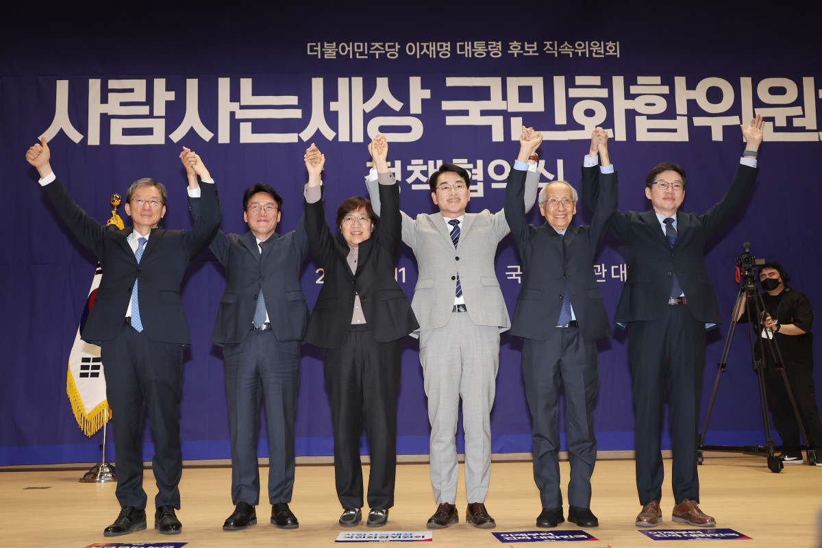 ▲11일 서울 여의도 국회 의원회관에서 더불어민주당 윤여준 상임총괄선대위원장, 박용진 전 의원 등이 참석한 가운데 사람사는세상 국민화합위원회 정책협약식이 열리고 있다. (연합뉴스)