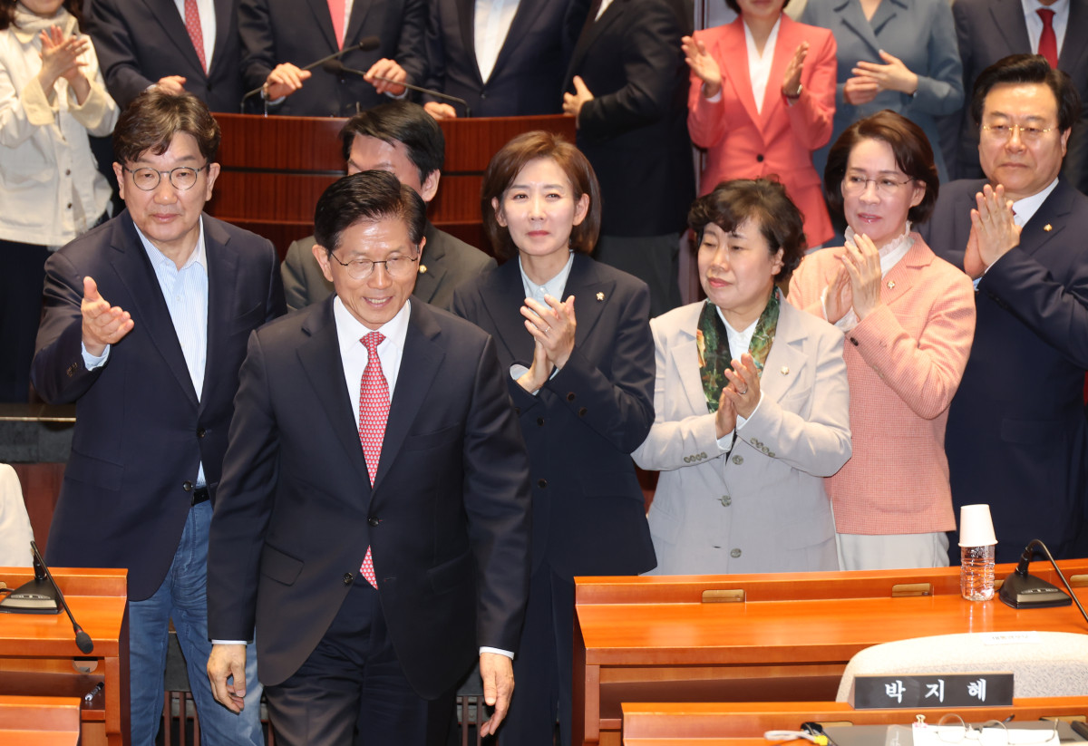 ▲국민의힘 김문수 대선 후보와 권성동 원내대표가 11일 서울 여의도 국회에서 열린 의원총회에서 기념촬영을 마치고 의총장을 나서고 있다. 2025.05.11.  (뉴시스)