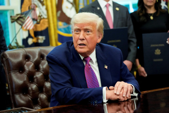 ▲ 도널드 트럼프 미국 대통령이 9일(현지시간) 백악관 집무실에서 취재진의 물음에 답하고 있다. 워싱턴D.C./로이터연합뉴스