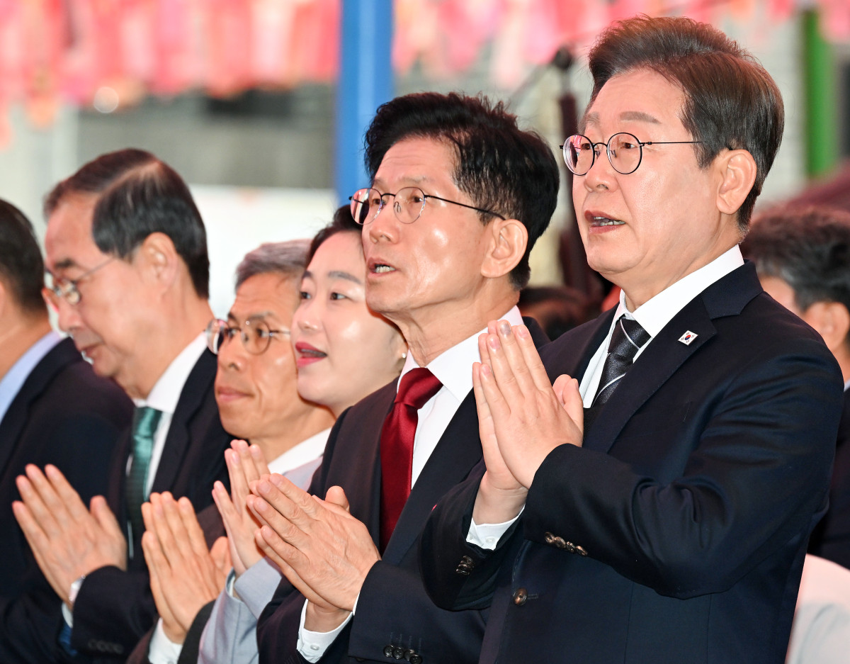 ▲5일 서울 종로구 조계사에서 열린 부처님오신날 봉축법요식 육법공양에서 대선 후보들이 헌화 후 합장 있다. 앞줄 오른쪽부터 이재명 더불어민주당 대선 후보, 김문수 국민의힘 대선 후보, 김재연 진보당 대선 후보, 권영국 정의당 대선 후보, 한덕수 무소속 대선 예비후보. (뉴시스)