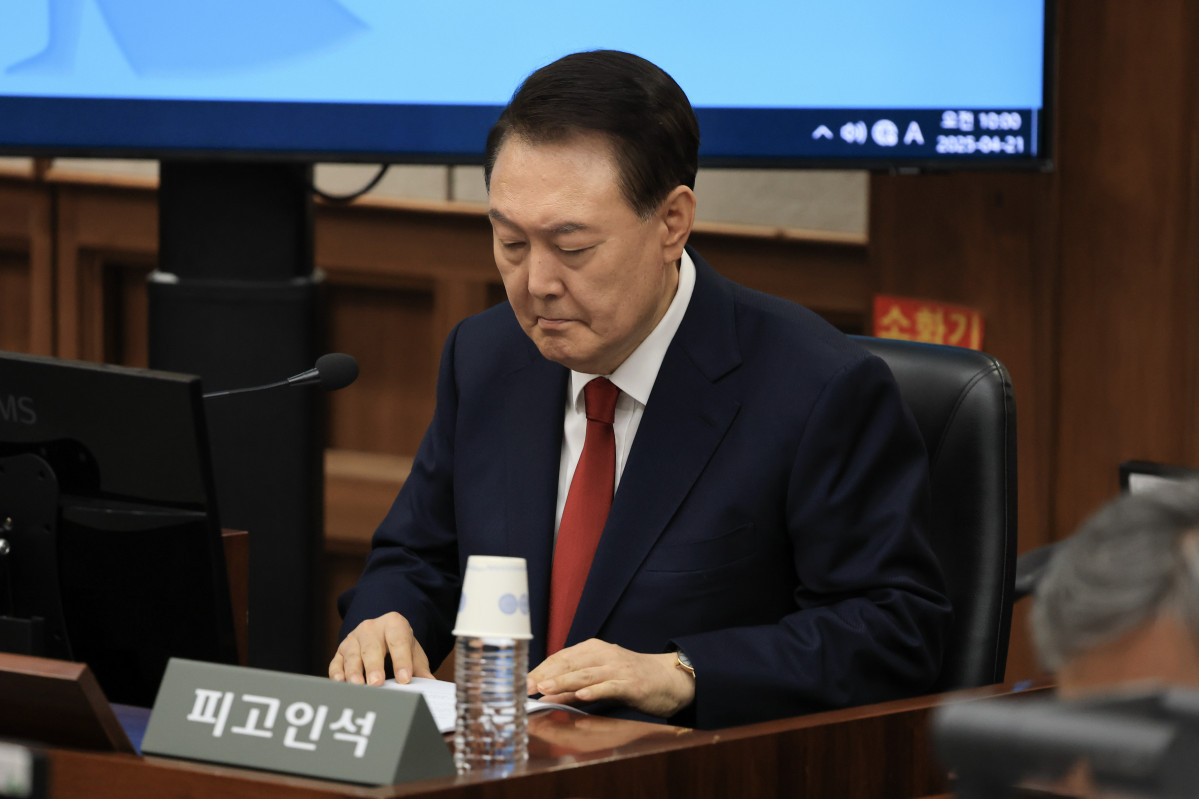 ▲12·3 비상계엄을 선포해 내란 우두머리 혐의로 재판에 넘겨진 윤석열 전 대통령이 지난달 21일 오전 서울 서초구 서울중앙지법 417호 법정에 앉아 재판 시작을 기다리고 있다. (뉴시스)