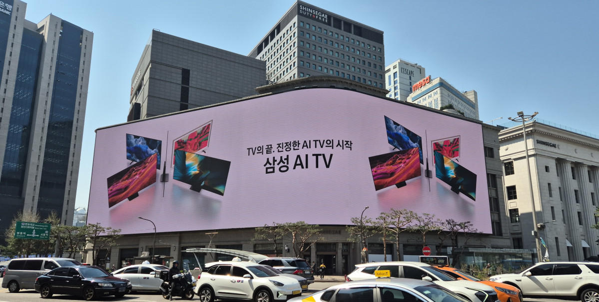 ▲서울 신세계 백화점에서 진행하는 '삼성 비전 AI(Vision AI)' 옥외광고 모습 (자료제공=삼성전자)