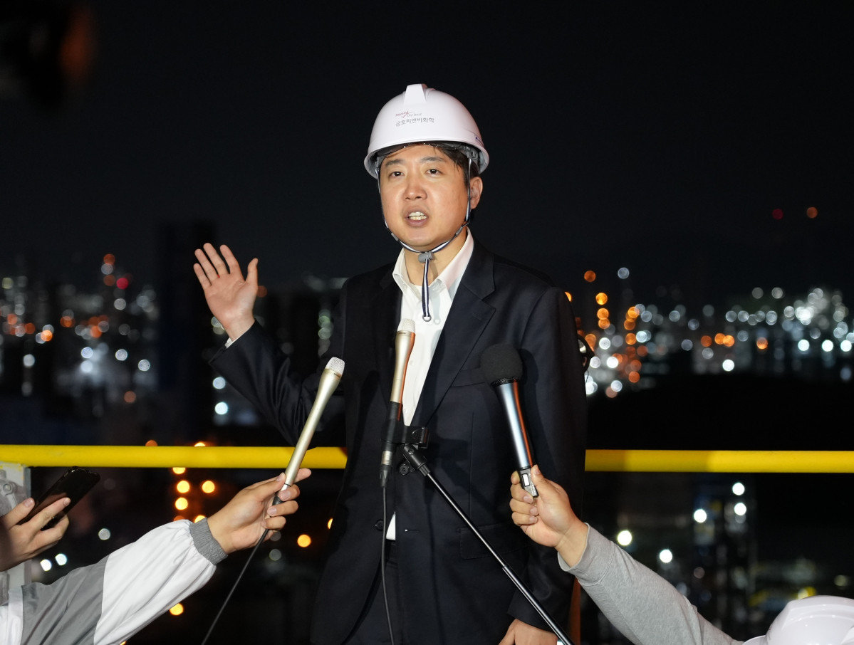 ▲이준석 개혁신당 대선 후보가 12일 새벽 전남 여수 국가산업단지 금호피앤비화학 여수2공장을 둘러보고 소감을 밝히고 있다. (이준석 캠프 제공)