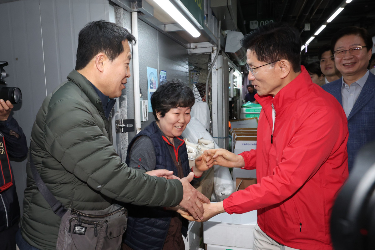 ▲제21대 대통령선거 공식 선거운동 첫날인 12일 오전 김문수 국민의힘 대선 후보가 서울 송파구 가락시장을 방문해 상인들과 인사하고 있다. (사진제공=뉴시스)