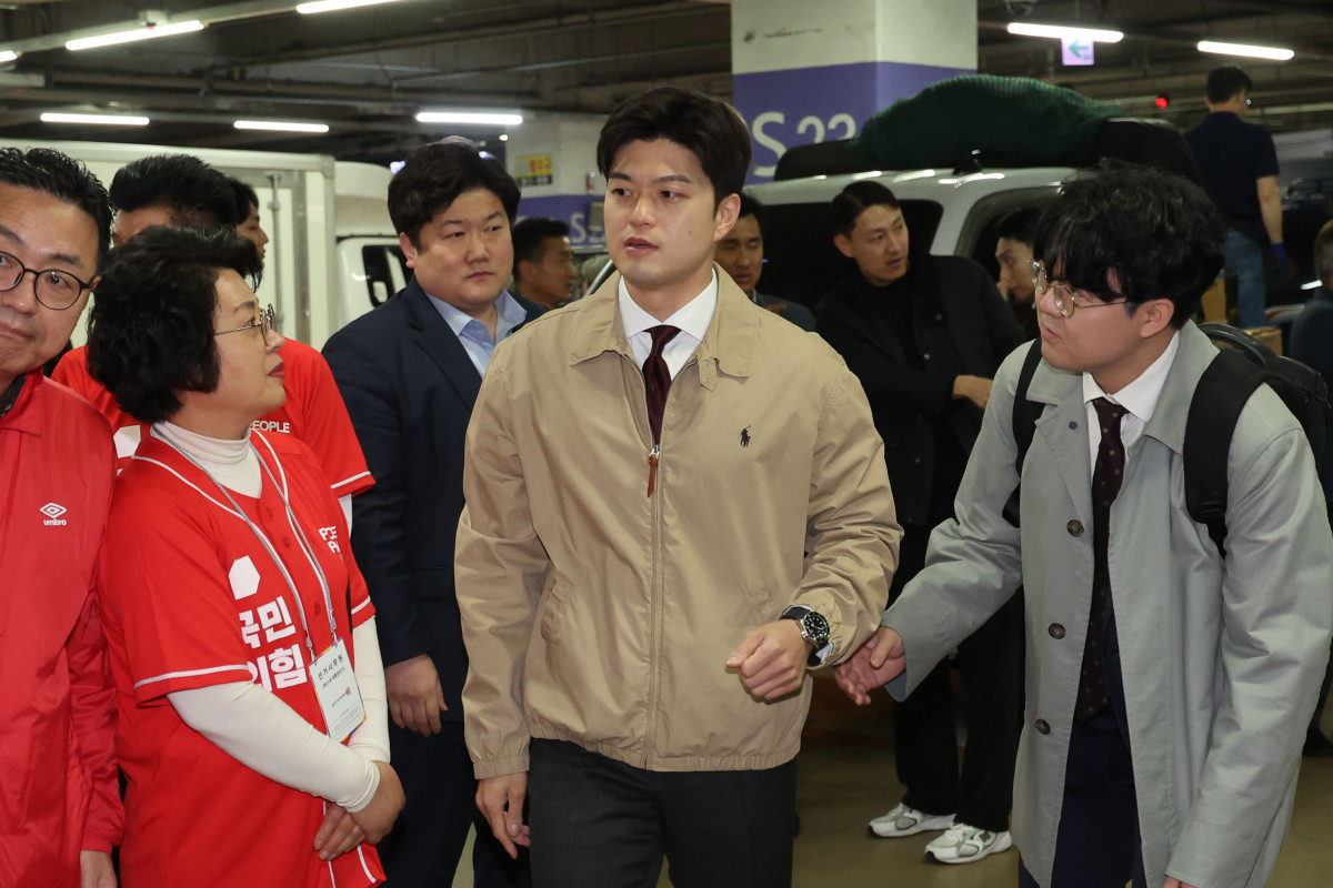 ▲제21대 대통령선거 공식 선거운동 첫날인 12일 오전 국민의힘 비상대책위원장으로 내정된 김용태 의원이 서울 송파구 가락시장에서 김문수 대선 후보를 만나기 전 대기하고 있다. (사진제공=뉴시스)