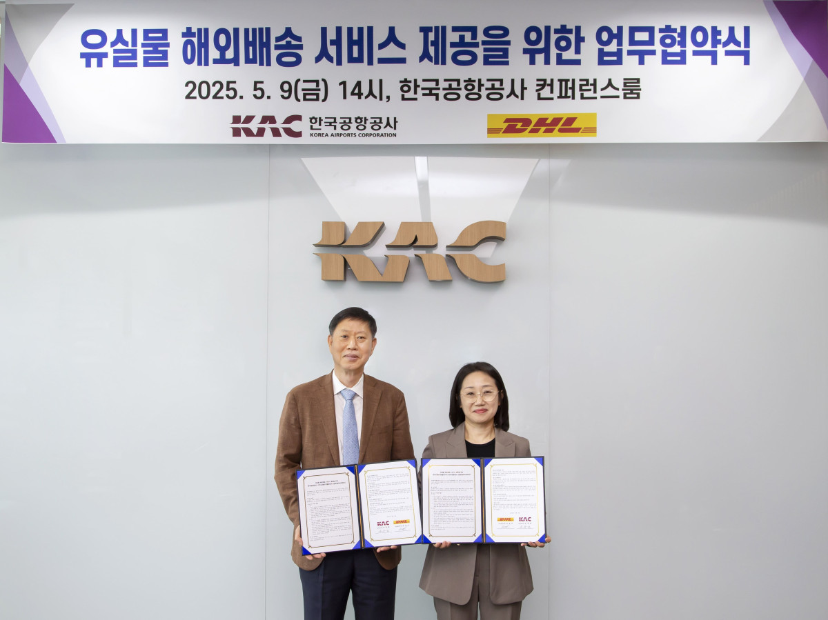 ▲DHL코리아와 한국공항공사가 ‘유실물 해외배송 서비스’의 운영 범위를 전국 국제공항으로 확대하는 업무협약을 체결했다. 손종하 한국공항공사 운영본부장(왼쪽)와 권경미 DHL 코리아 커머셜 본부장이 업무협약을 체결하고 기념사진을 촬영하고 있다.  (사진=DHL코리아)