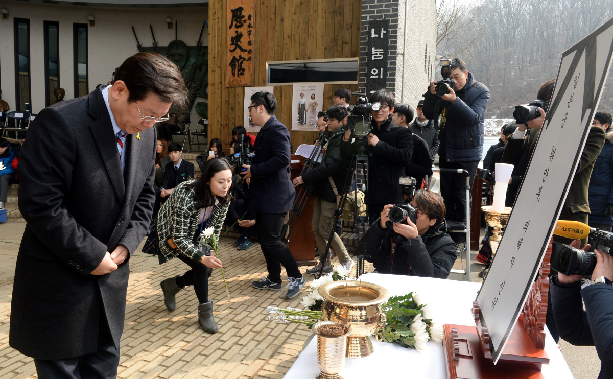 ▲2016년 2월 27일 오전 경기 광주시 나눔의 집에서 열린 ‘일본군 위안부 피해자 추모제 및 추모관 유품기록관 착공식’에서 이재명 성남시장이 헌화 후 묵념하고 있다. (사진=뉴시스)