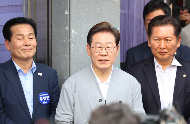 ▲남도문화벨트 골목골목 경청투어에 나선 더불어민주당 이재명 대선 후보가 11일 전남 영암군 학산면 독천낙지거리에서 일정을 마친 뒤 취재진을 상대로 백브리핑을 하고 있다. 2025.5.11. (연합뉴스)