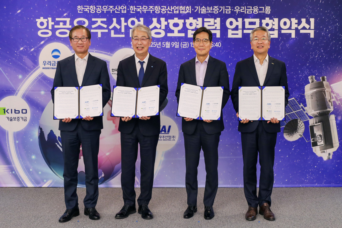 ▲김종호 기보 이사장(오른쪽부터), 김민석 한국우주항공산업협회 부회장, 임종룡 우리금융그룹 회장, 강구영 한국항공우주산업 사장이 9일 업무협약 후 기념촬영을 하고 있다. (사진제공=기술보증기금)