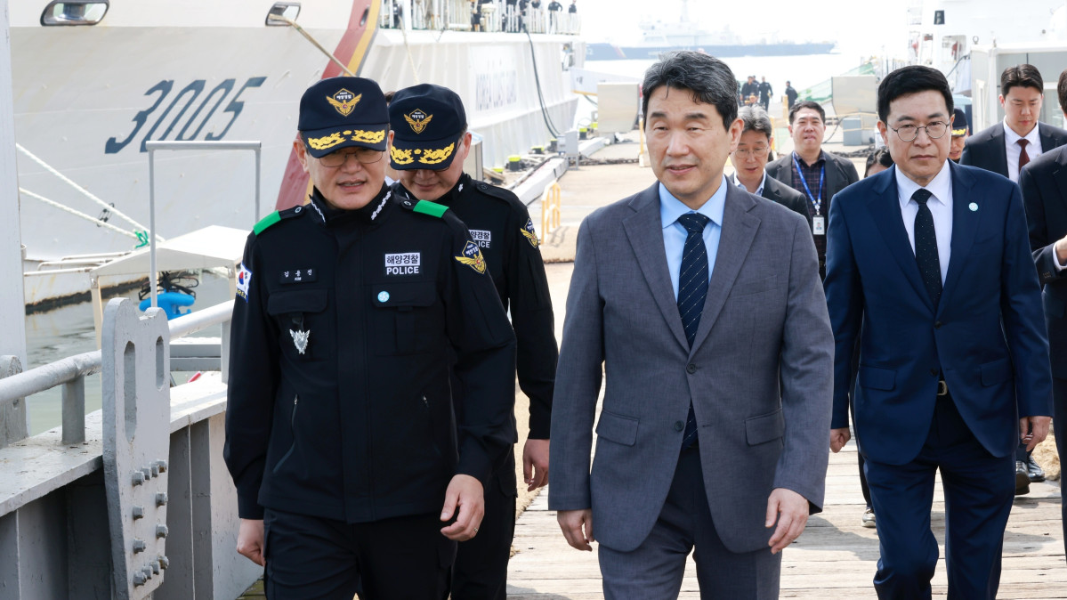 ▲이주호 대통령 권한대행 부총리 겸 교육부 장관이 11일 불법조업 단속 현장 점검 관련해 인천 중구 서해5도 특별경비단 3005함을 방문하고 있다 (뉴시스)